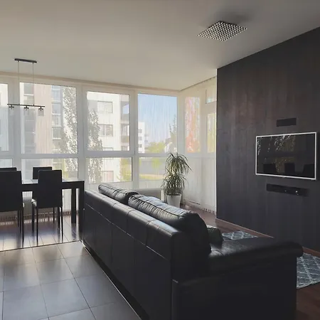 25c Free Parking & Self Check In Apartment